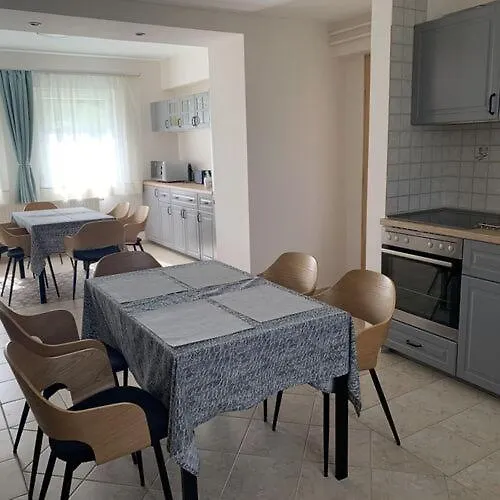 Rondine Vendeghaz Tilaj 招待所